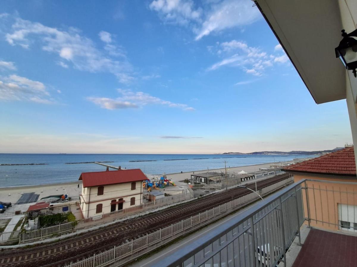 Appartamento Fronte Mare Falconara Marittima Dış mekan fotoğraf